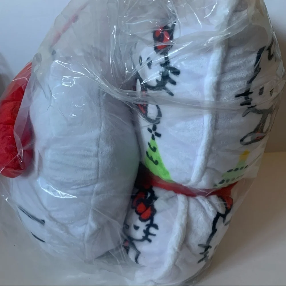 NWT. Hello Kitty Christmas Pillow Set